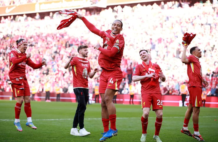 ואן דייק ויתר השחקנים באקסטזה (צילום: REUTERS/Phil Noble) חגיגות האליפות