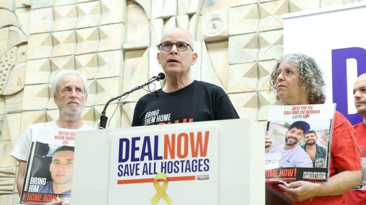 הצהרה באנגלית בסימן ״100 ימים לכהונת הנשיא טראמפ״