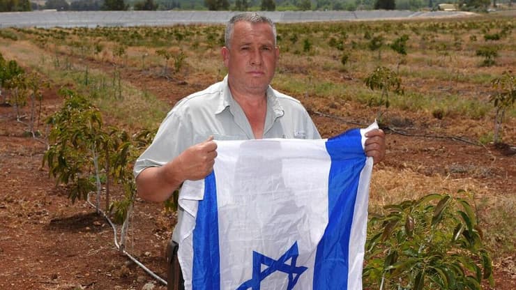 ליאור ויינברג. חקלאי שנפצע קשה מטיל נ"ט שנורה לעבר הרכב שלו במטולה. נטע מטע חדש ומשקם את חייו והחקלאות