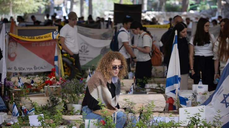 משפחות שכולות עולות לקברי יקיריהם בהר הרצל בערב יום הזיכרון לחללי צה"ל