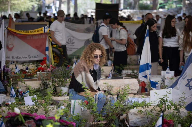 משפחות שכולות עולות לקברי יקיריהן בהר הרצל בערב יום הזיכרון לחללי צה"ל (צילום: אלכס קולומויסקי ) משפחות שכולות עולות לקברי יקיריהם בהר הרצל בערב יום הזיכרון לחללי צה"ל