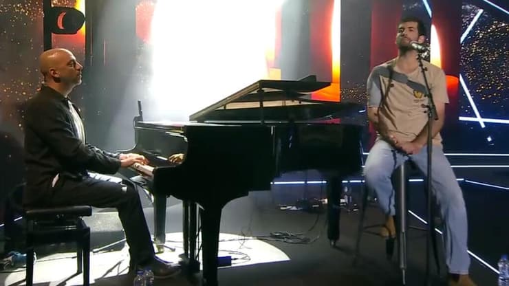 שגיא דקל-חן לצד עידן רייכל ב"שירים בכיכר", 2025 (צילום מסך, באדיבות קשת) שגיא דקל-חן לצד עידן רייכל ב"שירים בכיכר", 2025