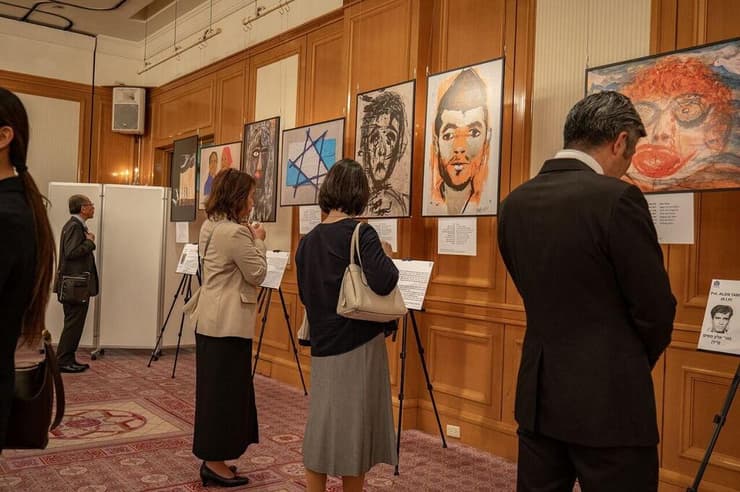 תערוכת יצירות אומנות למשפחות שכולות בחו״ל שהוצגה בטקס יום הזיכרון ביפן