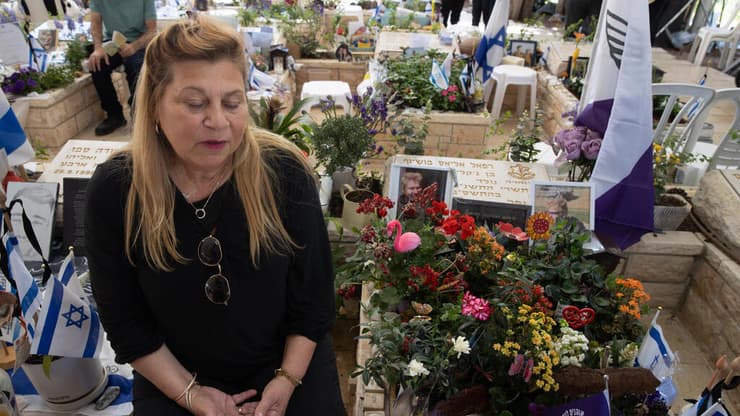משפחות שכולות עולות לקברי יקיריהם בהר הרצל בערב יום הזיכרון לחללי צה"ל