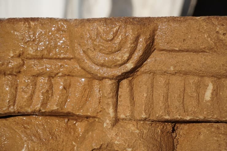 הכותרת הנדירה מוצגת בקריה הלאומית לארכיאולוגיה של א"י (צילום: יולי שוורץ, רשות העתיקות) הכותרת הנדירה מוצגת בקריה הלאומית לארכיאולוגיה של א"י