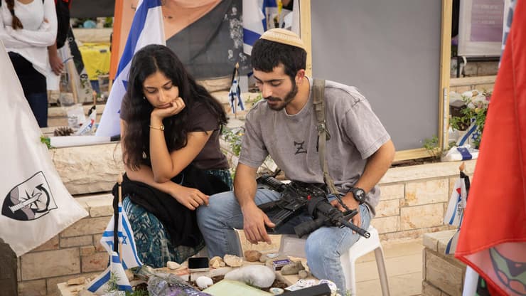 משפחות שכולות עולות לקברי יקיריהם בהר הרצל בערב יום הזיכרון לחללי צה"ל