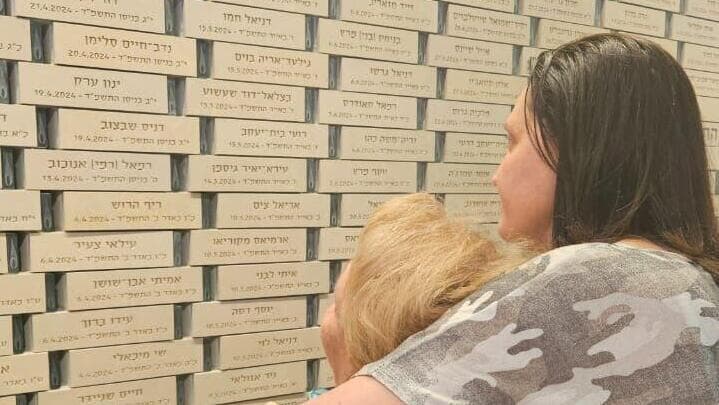 דניס שבצוב, מתנדב משטרה שנדרס למוות ב-2024, והאימא ז'אנה שבצוב