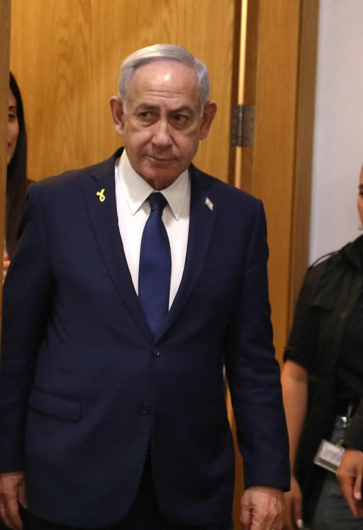 רה"מ בנימין נתניהו נכנס לאולם הדיונים על מנת לתת את עדותו בתיקי אלפים