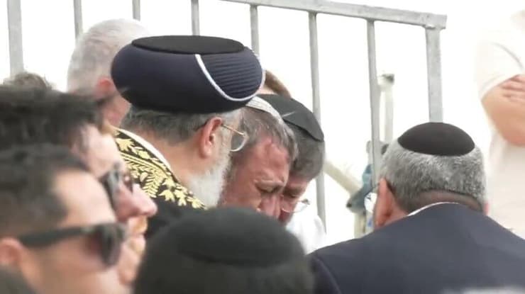 הרב הראשי של ישראל מנחם את האב השכול