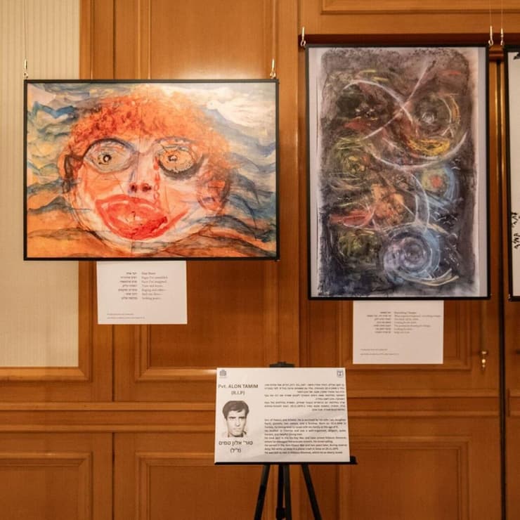 תערוכת יצירות אומנות למשפחות שכולות בחו״ל שהוצגה בטקס יום הזיכרון ביפן