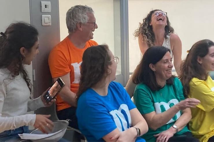 מבחינתה היה אפשר לצחוק על הכל, והצחוק המתגלגל היה אחד מסימני ההיכר האופייניים שלה. ליליה גורבי'ץ-וסילקובסקי (מאחור) במסיבת פורים ב"אמאי" (צילום באדיבות אמאי חלבונים) מבחינתה היה אפשר לצחוק על הכל, והצחוק המתגלגל היה אחד מסימני ההיכר האופייניים שלה. ליליה גורבי'ץ-וסילקובסקי (מאחור) במסיבת פורים ב"אמאי"