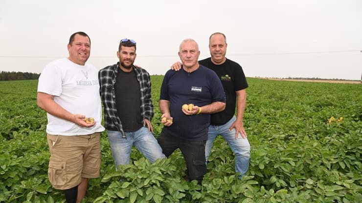 החקלאים המסורים שורדי הטבח חזרו לעבוד את האדמה בעוטף עזה ואת תפ"א של דוד משה, שנקראים על שם משה (סעיד)