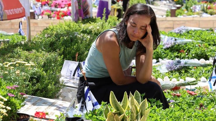 רעיה, אלמנתו של אלירן יגר ז"ל בבית העלמין קריית שאול