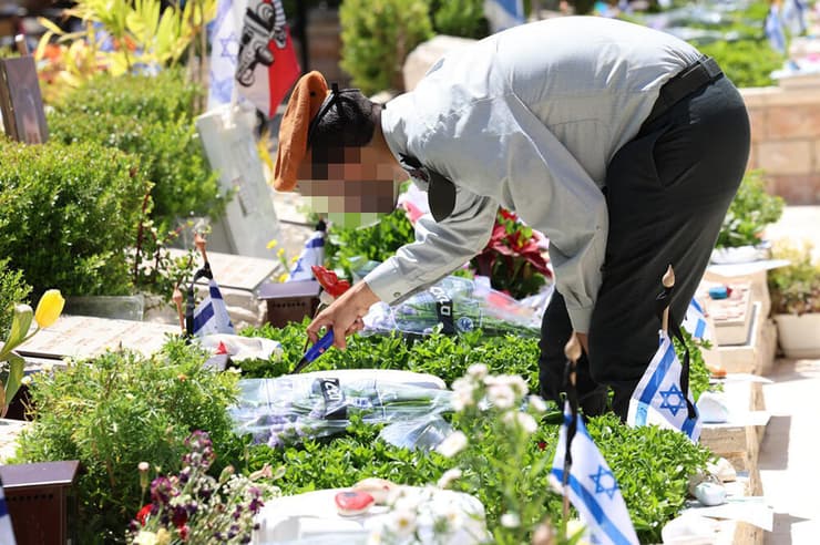 ארכיון (צילום: אביגיל עוזי) יום הזיכרון לחללי צה"ל בית העלמין קריית שאול