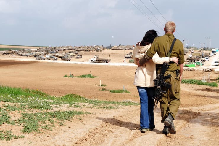 כשאתה היית בחזית, את נלחמת בעורף (צילום: Editorial credit: ChameleonsEye / Shutterstock.com) זוג ישראלי
