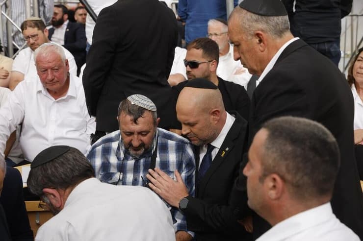 אוחנה עם אברהם (צילום: אוליבייה פיטוסי) טקס פתיחת ארועי יום הזיכרון