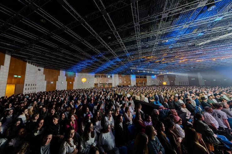 האירוע נערך בהפרדה מגדרית. הערב בבנייני האומה לזכר הנופלים מהמסלולים החרדיים