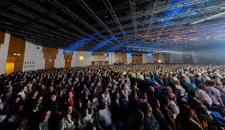 האירוע נערך בהפרדה מגדרית. הערב בבנייני האומה לזכר הנופלים מהמסלולים החרדיים