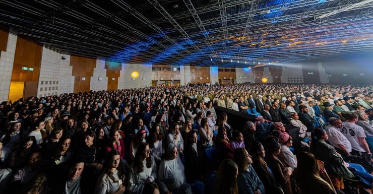 האירוע נערך בהפרדה מגדרית. הערב בבנייני האומה לזכר הנופלים מהמסלולים החרדיים