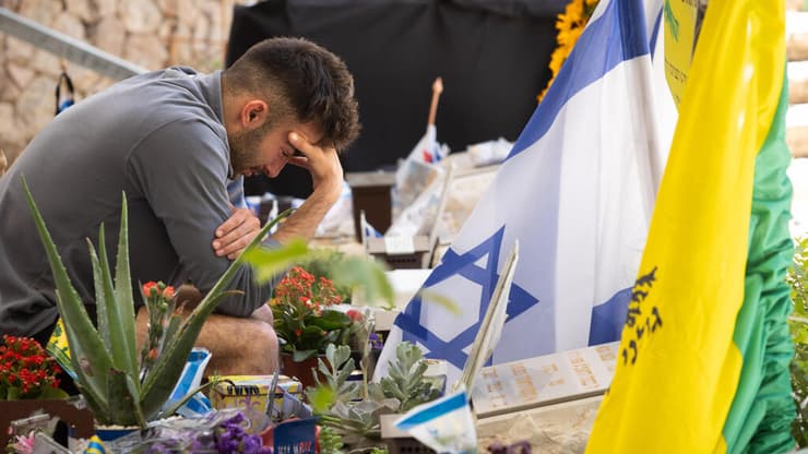 משפחות שכולות עולות לקברי יקיריהם בהר הרצל בערב יום הזיכרון לחללי צה"ל