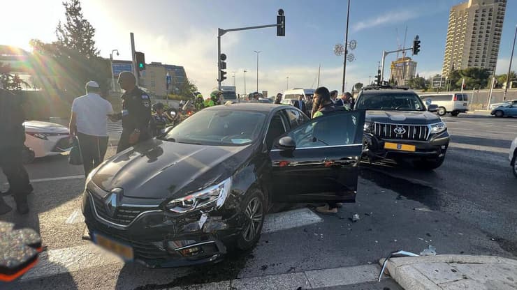 תאונת דרכים בין רכב של היחידה לאבטחת אישים לאופנוע בירושלים