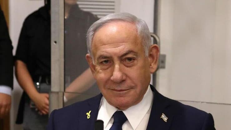 רה"מ בנימין נתניהו נכנס לאולם הדיונים על מנת לתת את עדותו בתיקי אלפים