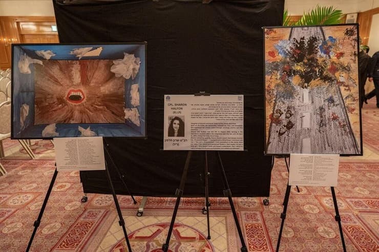 תערוכת יצירות אומנות למשפחות שכולות בחו״ל שהוצגה בטקס יום הזיכרון ביפן