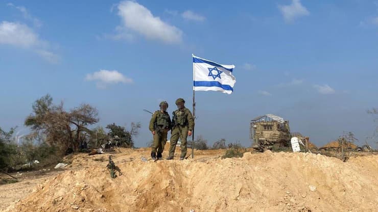 דגל ישראל מונף במוצבים שצה"ל הקים בשכונת שג'אעיה