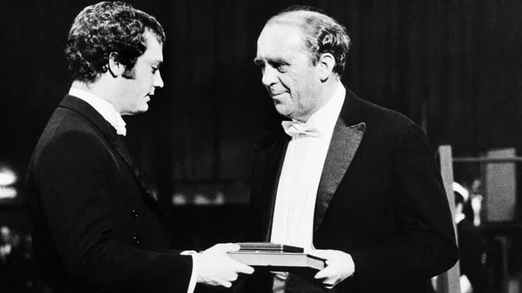 היינריך בל מקבל פרס נובל