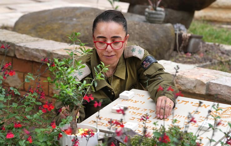 חגית אלון אלחרר על הקבר של בנה. ''אני יודעת שברגעים האחרונים שלו הוא היה מאושר'' (צילום: אפי שריר) חגית אלון אלחרר בבית העלמין