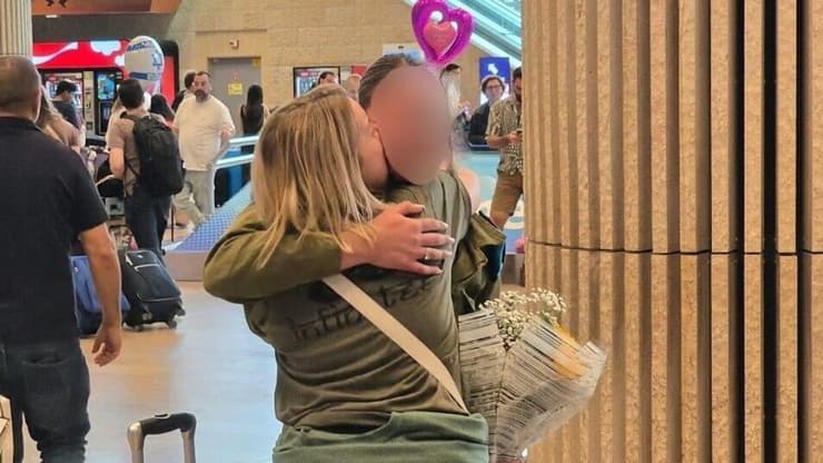 רב"ט מ' מקבלת את אימה בשדה התעופה