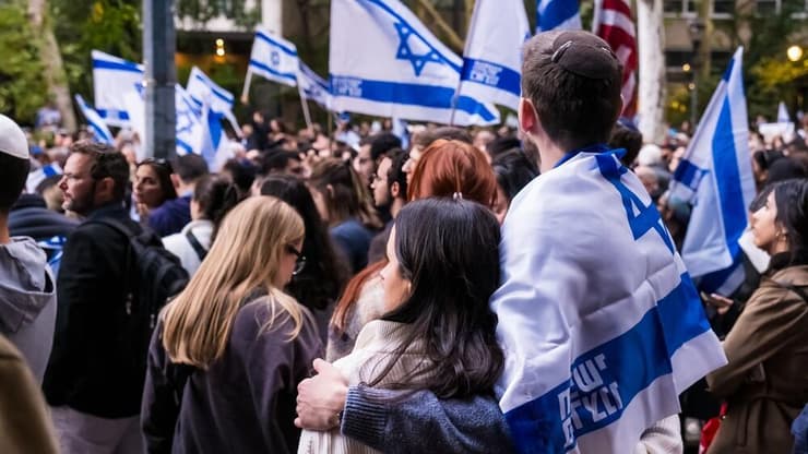 יש לנו הרבה מה לספר לעולם - וכדאי שנעשה את זה חכם (צילום: Editorial credit: Syndi Pilar / Shutterstock.com) זוג ישראלי