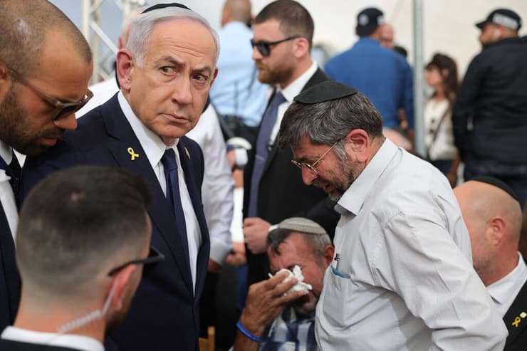 נתניהו לצד האב השכול (צילום: Abir SULTAN / POOL / AFP) טקס פתיחת ארועי יום הזיכרון