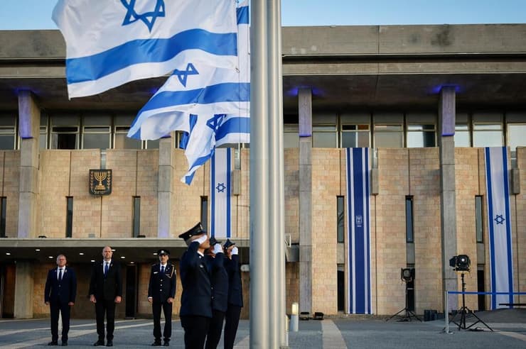 הורדת דגלי הלאום לחצי התורן ברחבת הכנסת