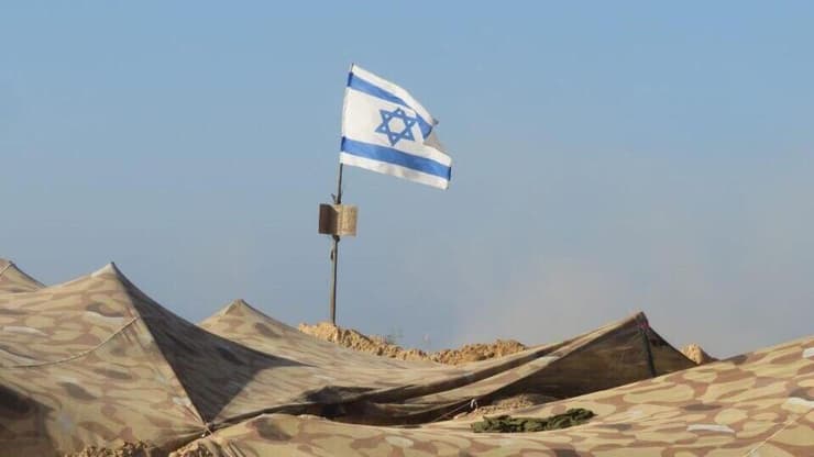דגל ישראל מונף במוצבים שצה"ל הקים בשכונת שג'אעיה