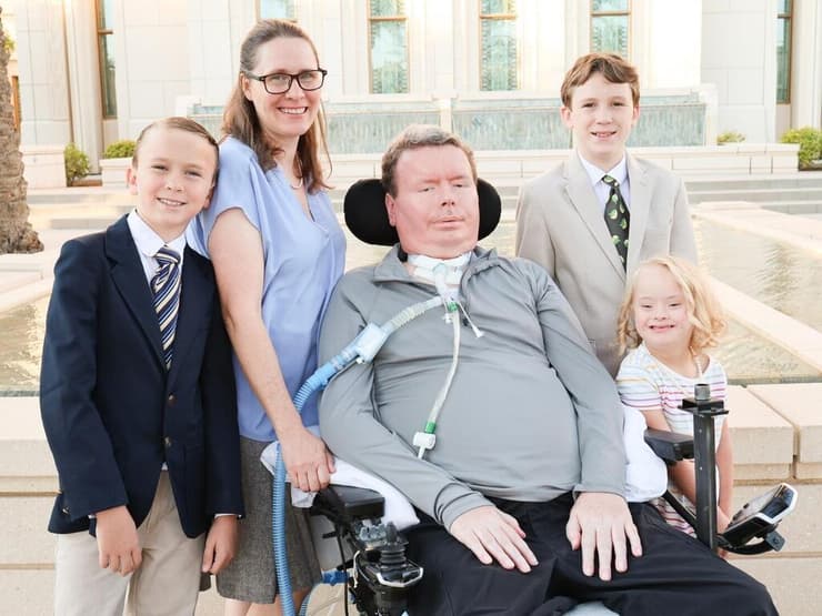 "אלוהים אוהב אותי ואת משפחתי. אני מאושר". משפחת סמית' (צילום: מתוך הפייסבוק של Bradford Smith) Bradford Smith