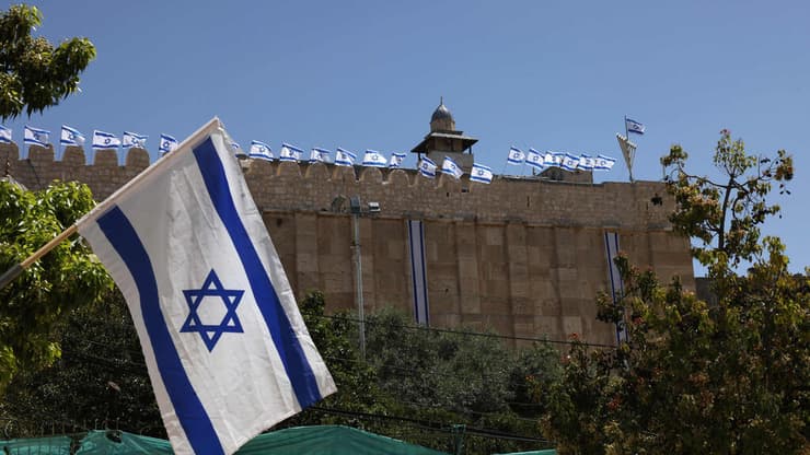 זה לא Route 66, זה חלק מדרך התנ"ך. חברון (צילום: HAZEM BADER / AFP) מערת המכפלה