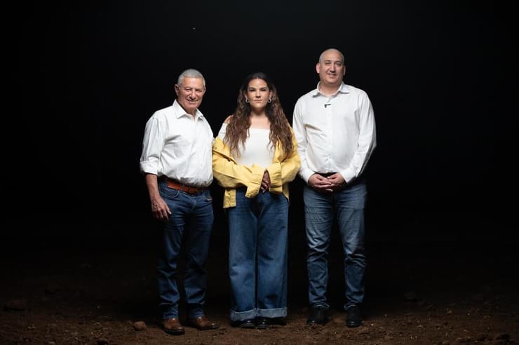 נטע ברזילי ומשתתפי הקליפ