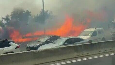 אלפים נטשו את רכביהם. האש מתקרבת בכביש 1, מאי 2025 האש מתקרבת לרכבים שננטשו בכביש 1