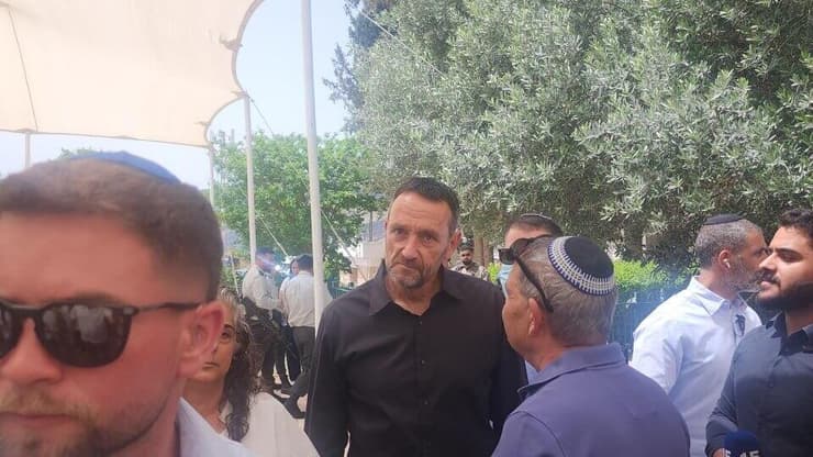 הרמטכ"ל לשעבר הרצי הלוי בבית העלמין בקריית שמונה ( צילום: דורון שנפר דובר העיר קריית שמונה) הרמטכ"ל לשעבר הרצי הלוי בבית העלמין בקריית שמונה