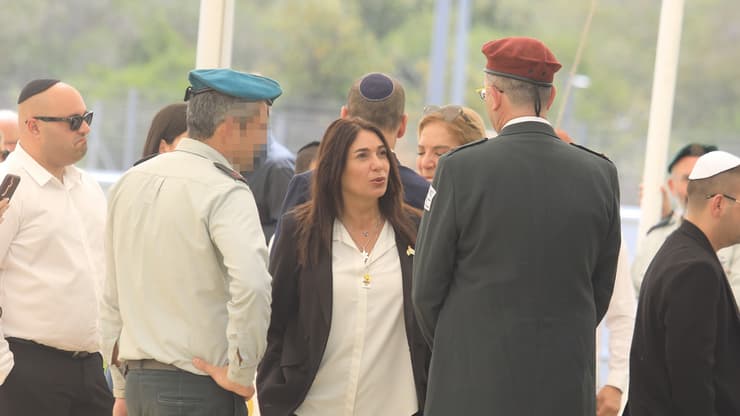 טקס יום הזיכרון בבית העלמין הצבאי בחולון
