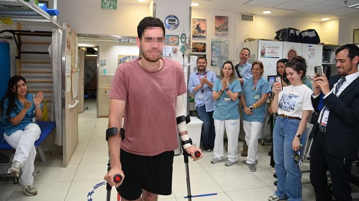 "אני כבר מתנהל רוב היום עם הליכון או קביים, שזה צעד משמעותי לגמרי, אני הרבה יותר עצמאי" (צילום: הרצל יוסף) סגן ח' השתחרר מהשיקום בבית החולים סורוקה