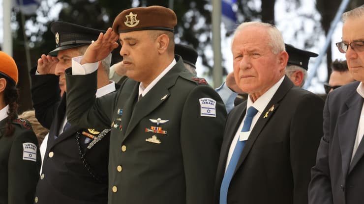 סגן הרמטכ"ל האלוף תמיר ידעי, לצד השר דיכטר. בקריית שאול (צילום: מוטי קמחי) טקס יום הזיכרון בבית העלמין קריית שאול