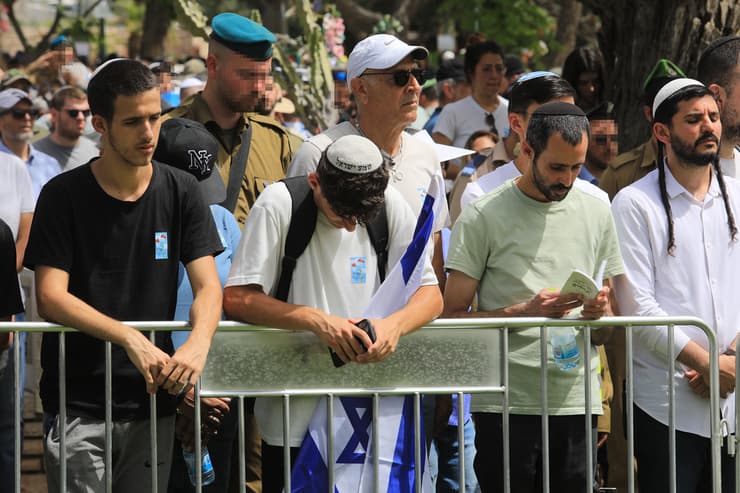 הצפירה בבית העלמין בחולון (צילום: דנה קופל) טקס יום הזיכרון בבית העלמין הצבאי בחולון