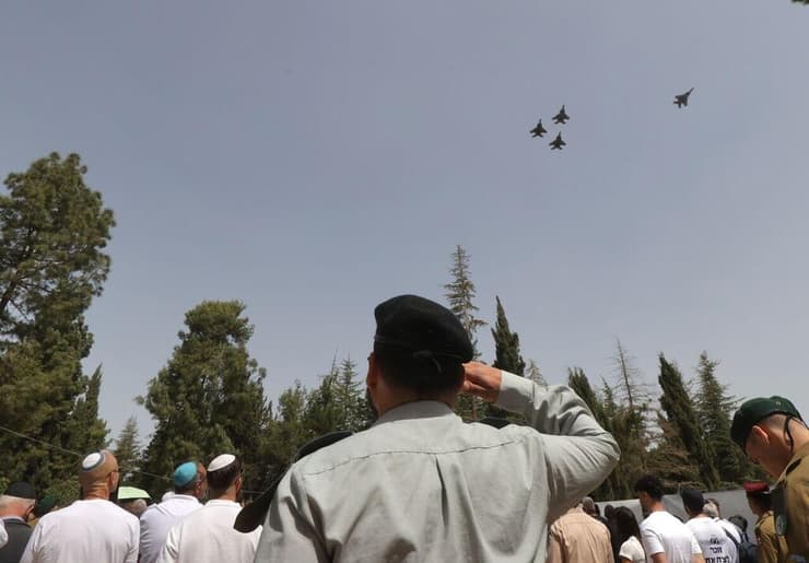 מטוסי קרב של חיל האוויר חגים מעל טקס יום הזיכרון הממלכתי לחללי מערכות ישראל בהר הרצל (צילום: אלכס קולומויסקי) מטוסי קרב של חיל האוויר חגים מעל טקס יום הזיכרון הממלכתי לחללי מערכות ישראל בהר הרצל