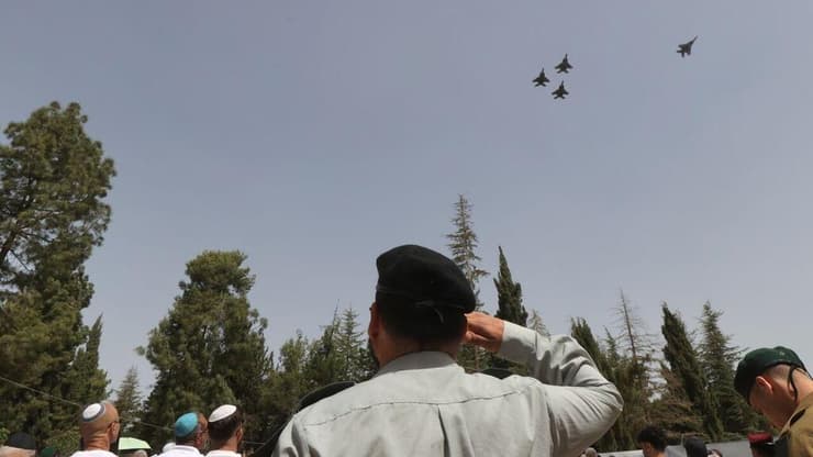 מטוסי קרב של חיל האוויר חגים מעל טקס יום הזיכרון הממלכתי לחללי מערכות ישראל בהר הרצל