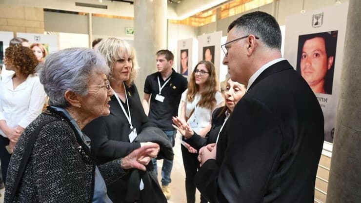 שר החוץ גדעון סער עם בני משפחתה של שירה טרופר ארנון שנרצחה ב-1995 בניגריה