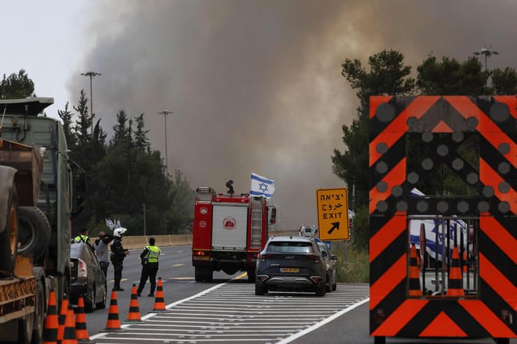 האש מתקרבת לרכבים בכביש 1