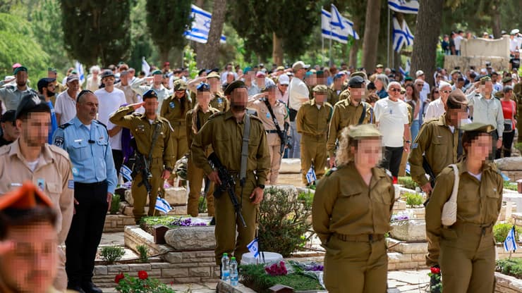 אזרחים עומדים במהלך צפירת יום הזיכרון לחללי מערכות ישראל ונפגעי פעולות איבה