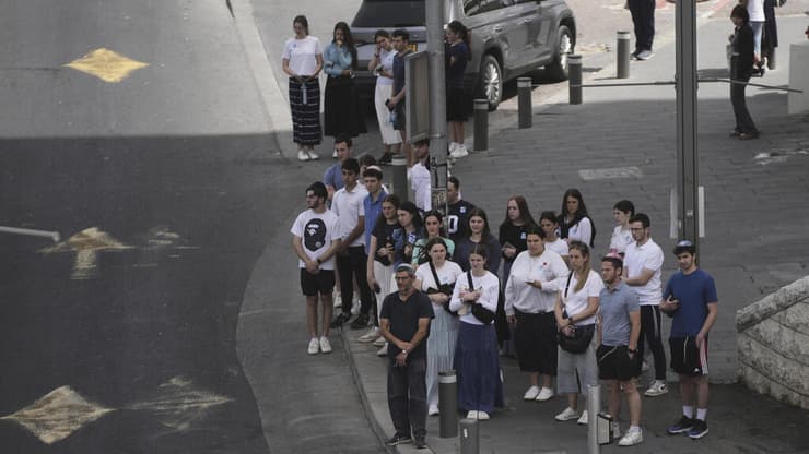 צילום: AP Photo/Mahmoud Illean אזרחים עומדים במהלך צפירת יום הזיכרון לחללי מערכות ישראל ונפגעי פעולות איבה